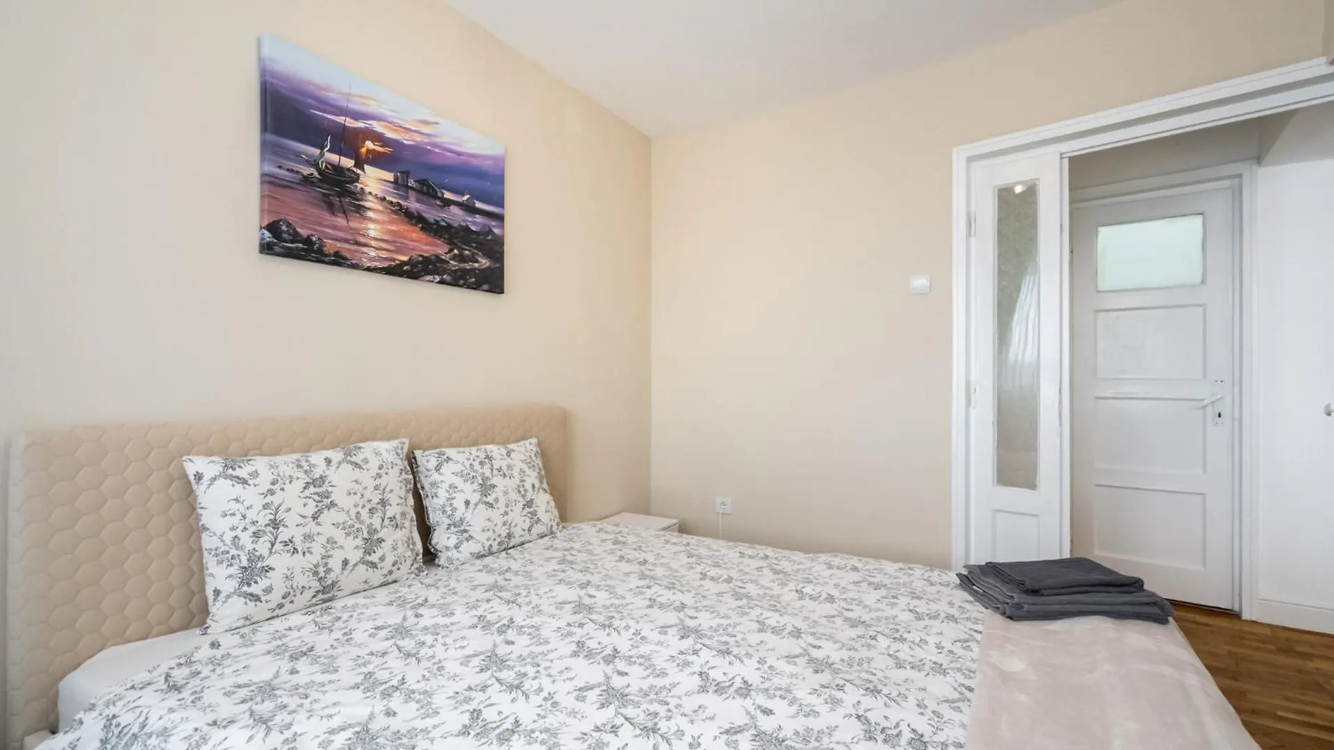 City View Apartment With Private Balcony Bucharest