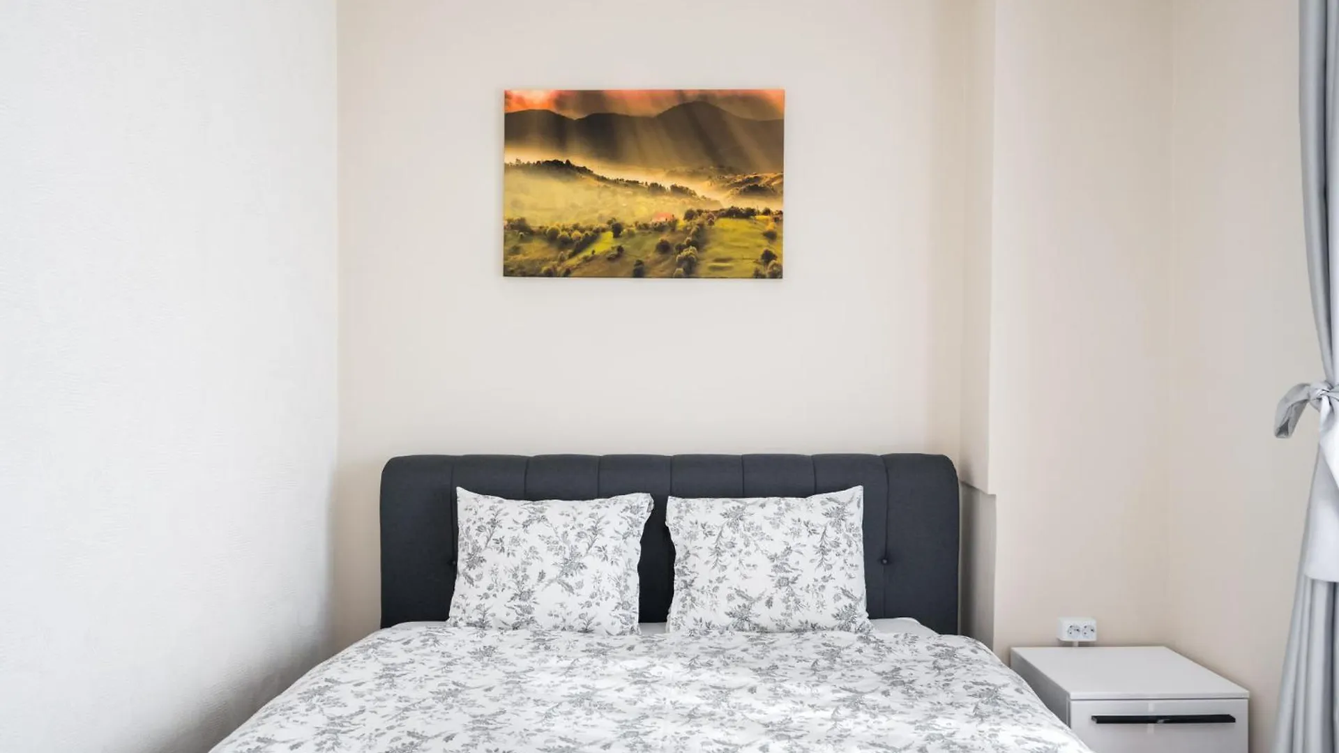 City View Apartment With Private Balcony Bucharest