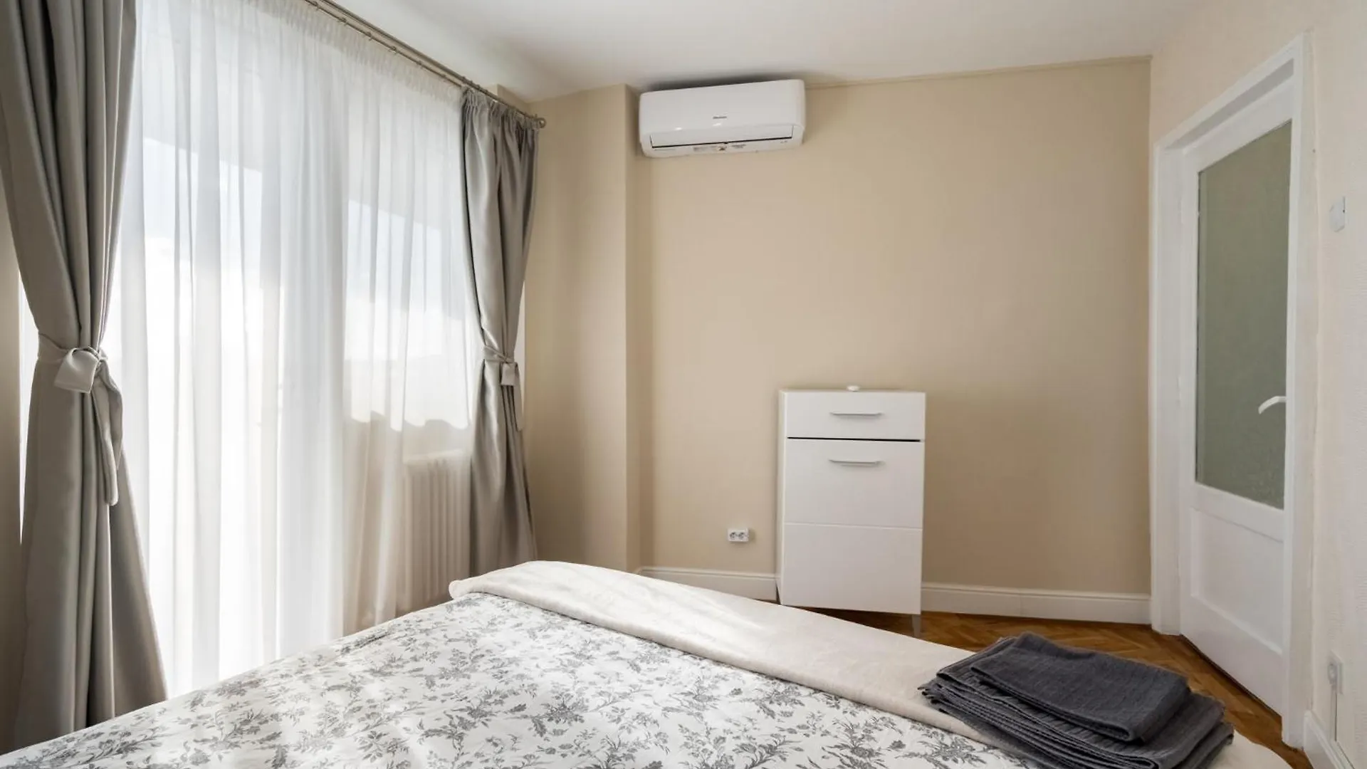 City View Apartment With Private Balcony Bucharest