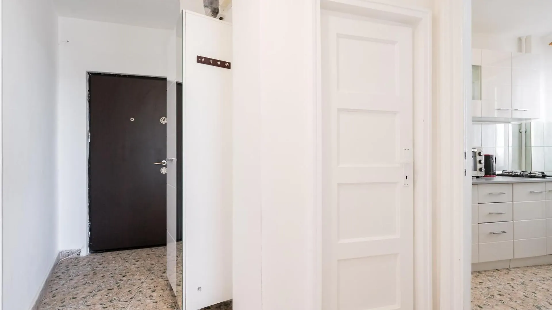 City View Apartment With Private Balcony Bucharest