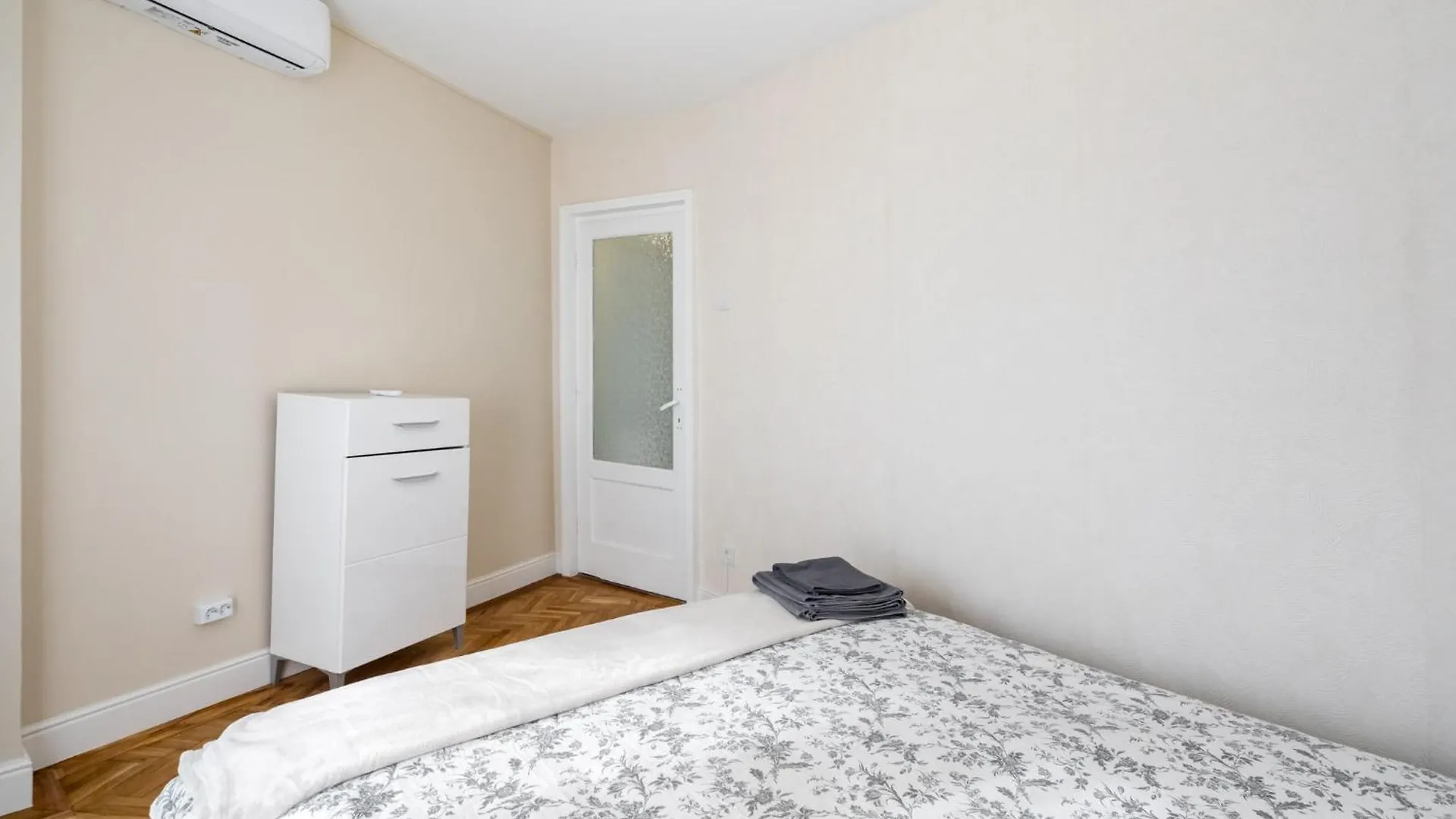 City View Apartment With Private Balcony Bucharest