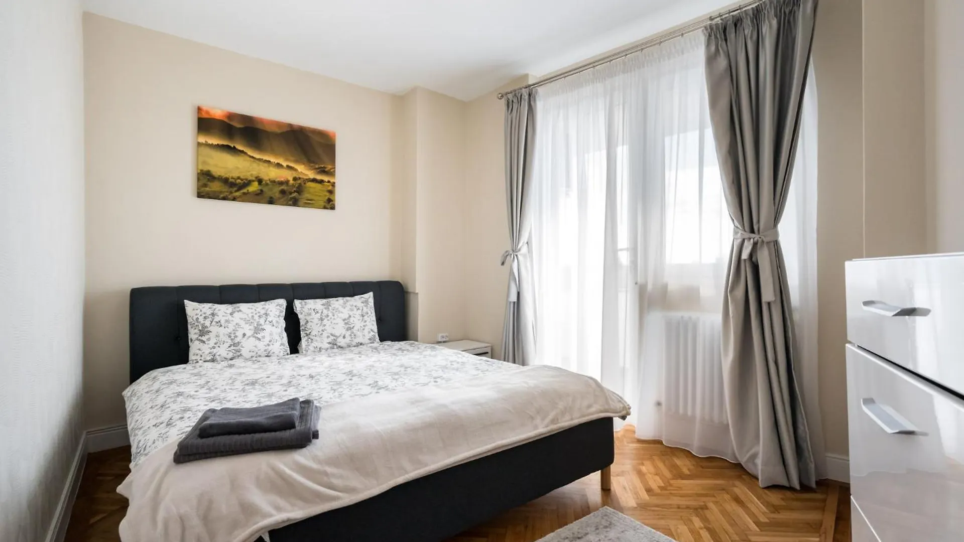 City View Apartment With Private Balcony Bucharest