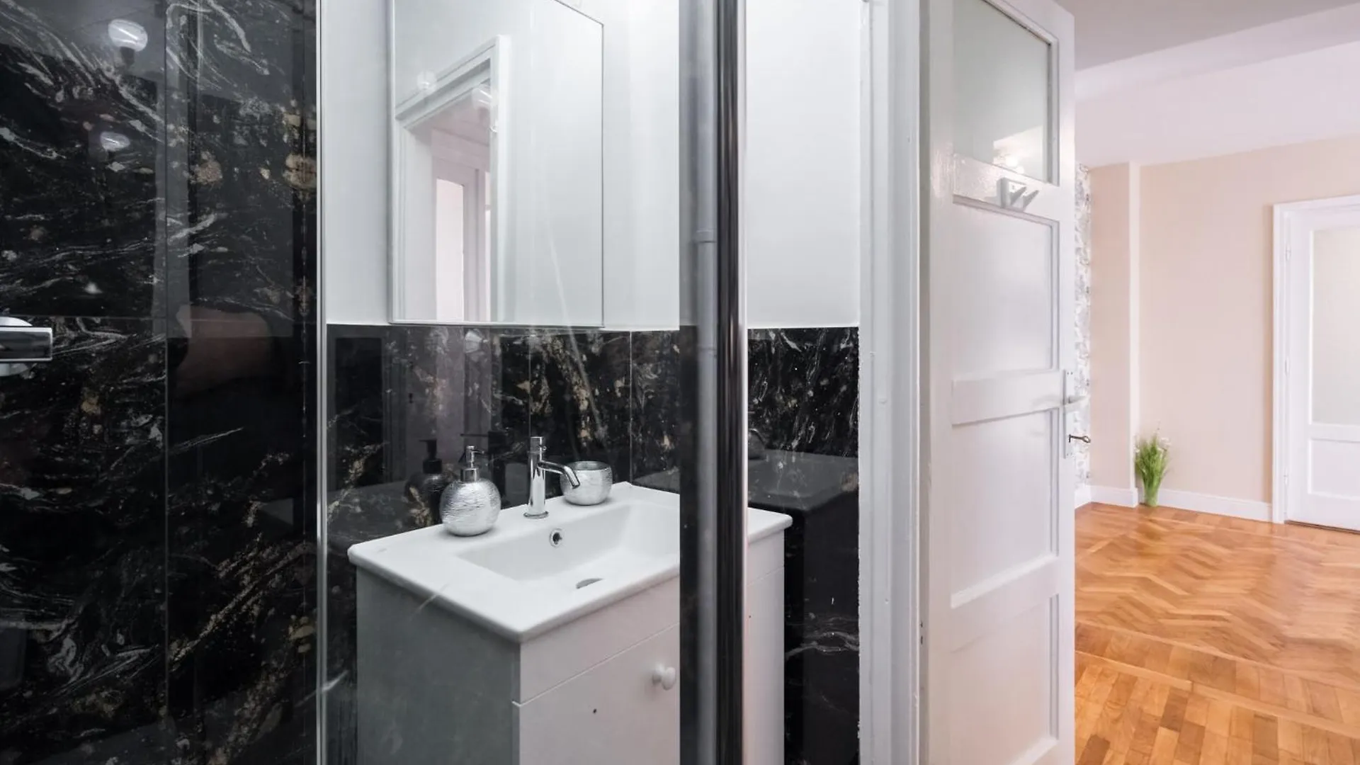 City View Apartment With Private Balcony Bucharest