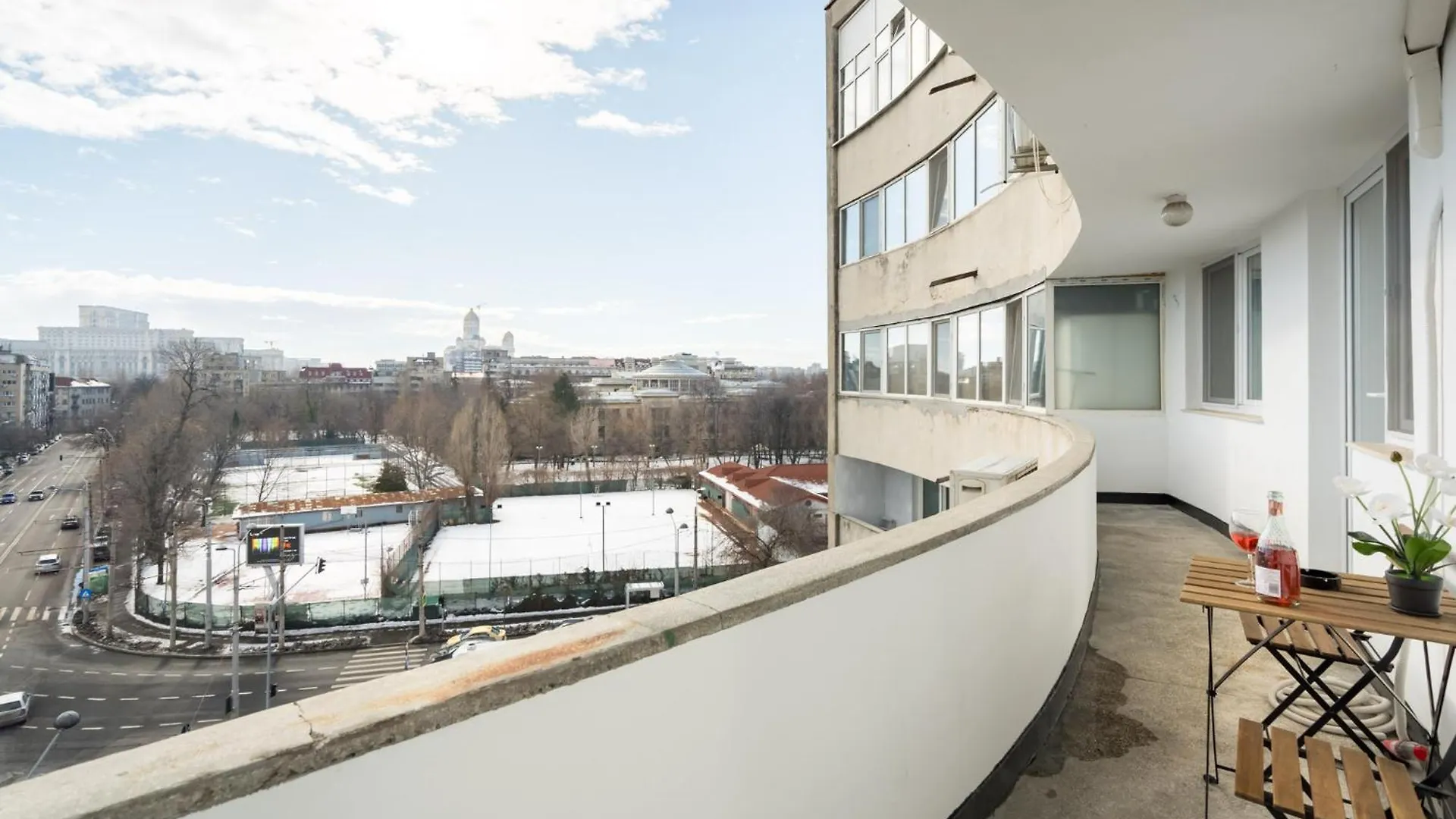 City View Apartment With Private Balcony Bucharest