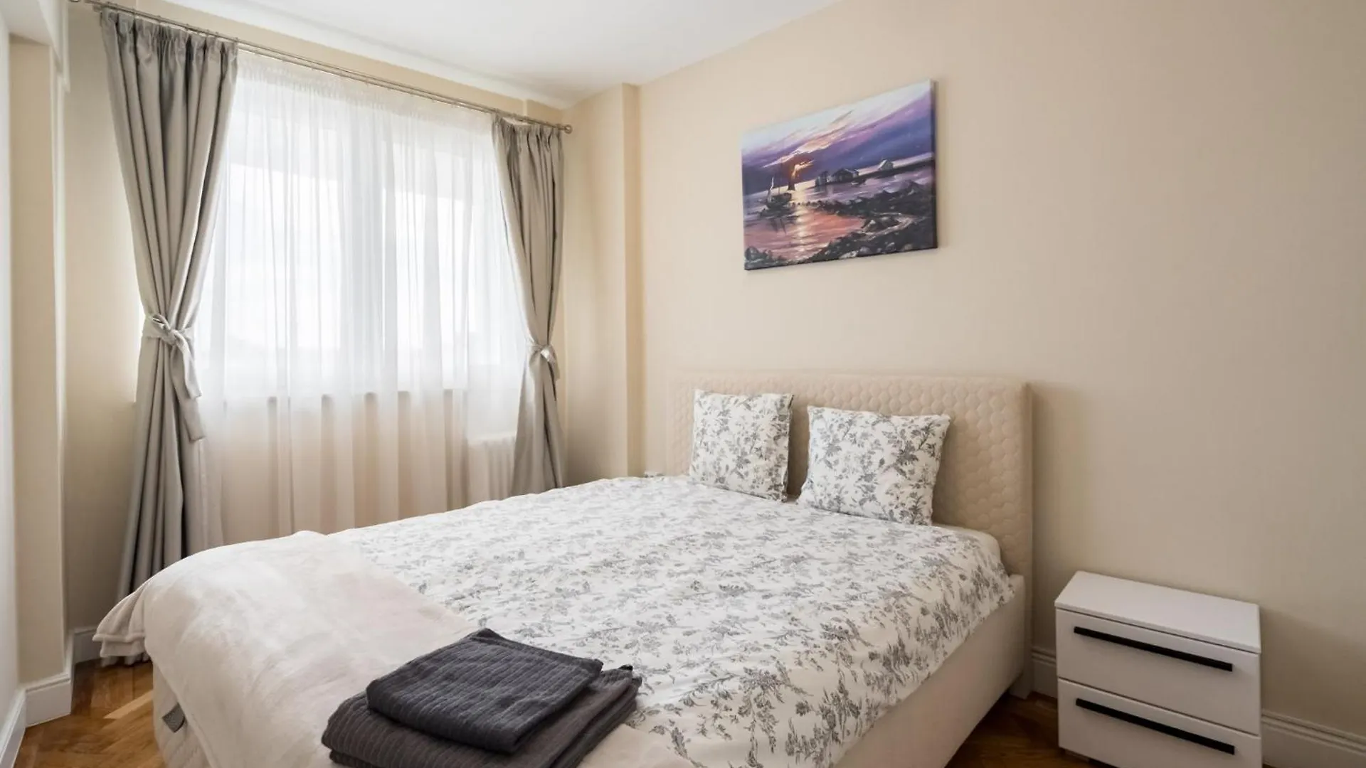 City View Apartment With Private Balcony Bucareste